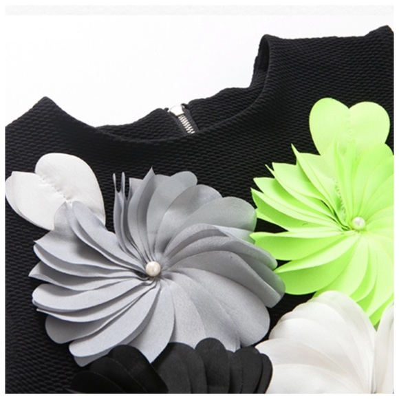 💜 The VIÑTI 3D Crepe Flower Top - Picture 3 of 5